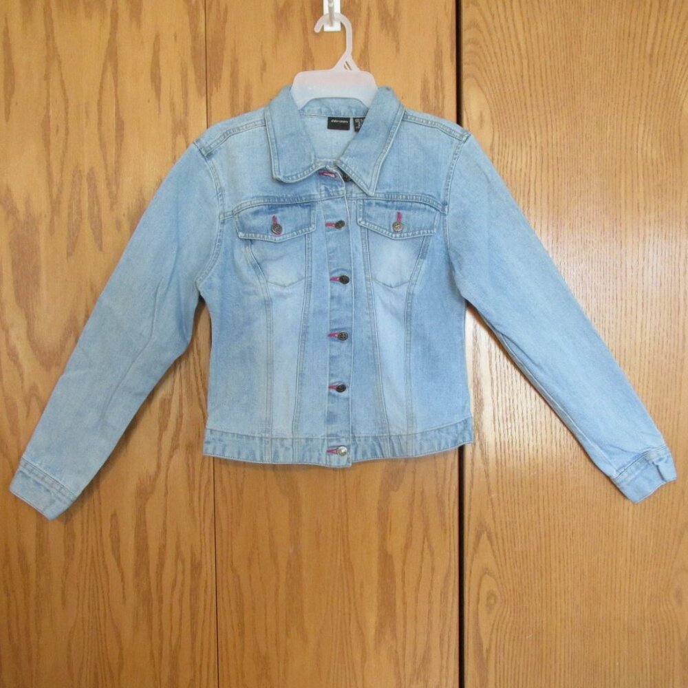 XHILARATION WOMENS SZ S JEAN JACKET LIGHT BLUE DENIM W/ FUCHSIA PINK BUTTON HOLE